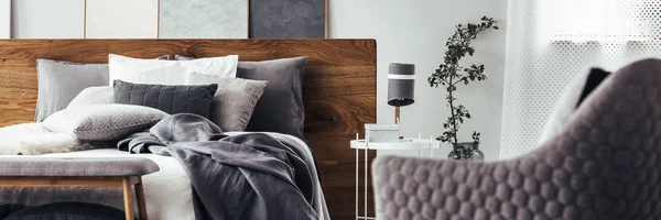 Кровать с деревянной кроватью — стоковое фото
