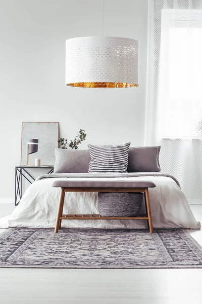 Hvid lampe i designer soveværelse - Stock-foto