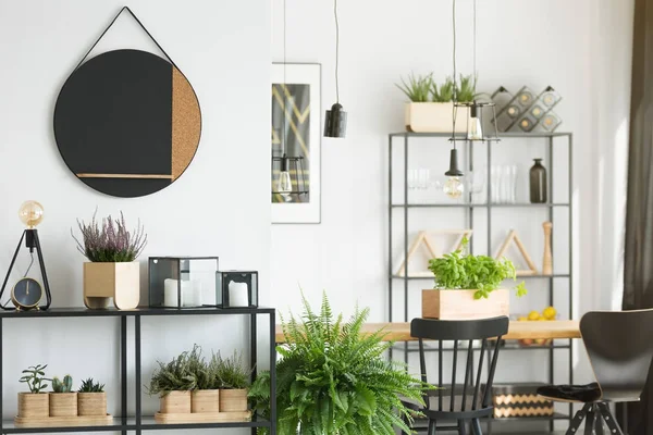 Miroir rond dans la salle à manger — Photo