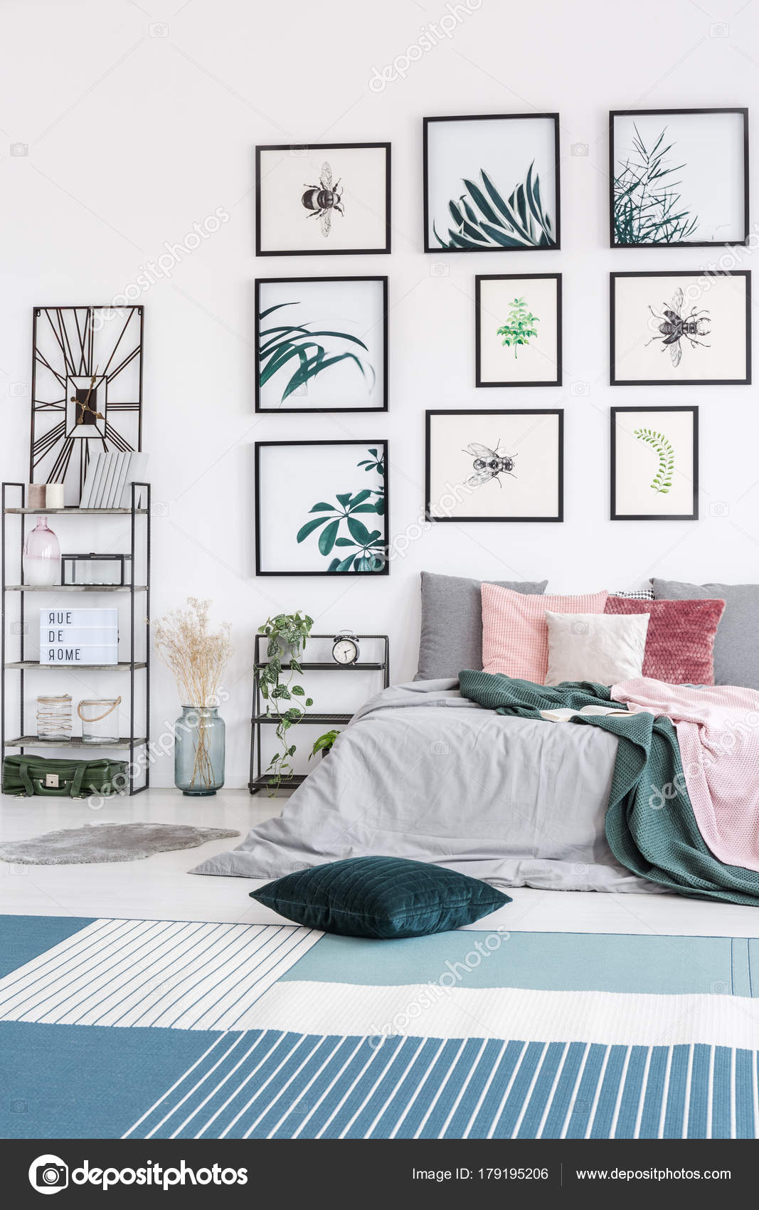 Grünes Kissen im Schlafzimmer — Stockfoto © photographee.eu #179195206 Grünes Kissen im Schlafzimmer — Stockfoto © photographee.eu #179195206