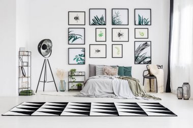 Geniş tek renkli yatak odası