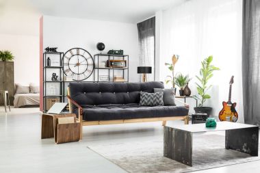 Adamın daire iç gitar ile