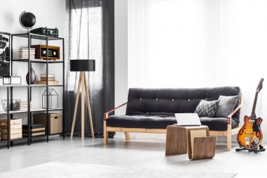 Modern masa üstünde laptop