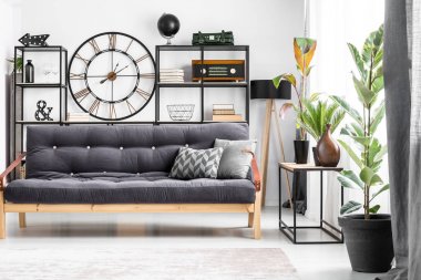 Ahşap ve deri kanepe