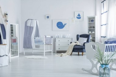 Geniş bebek odası beşik ile