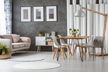 Plastik sandalye ile yemek odası