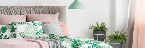 Пастельная кровать с декоративными подушками — стоковое фото