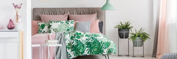 Schlafzimmer mit pastellrosa Accessoires — Stockfoto