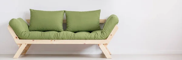 Zimmer mit grünem Holzsofa — Stockfoto