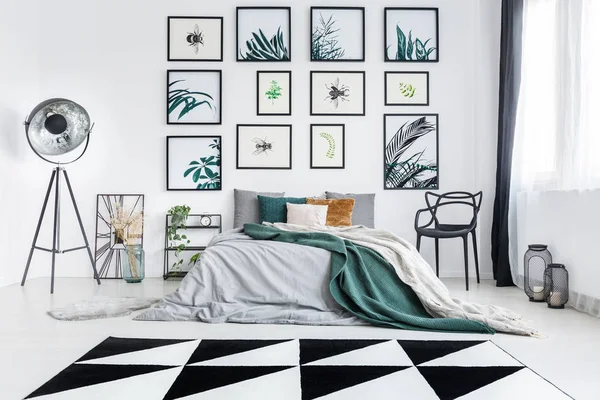 Designer sovrum med metall möbler — Stockfoto