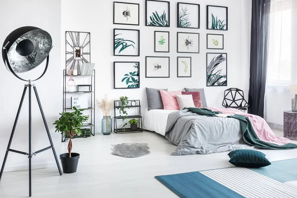 Designer-Metalllampe im Schlafzimmer — Stockfoto