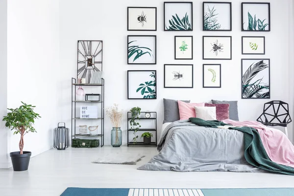 Modernes Schlafzimmer mit botanischer Galerie — Stockfoto