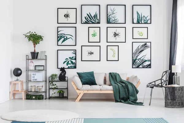 Sala de estar verde com sofá — Fotografia de Stock