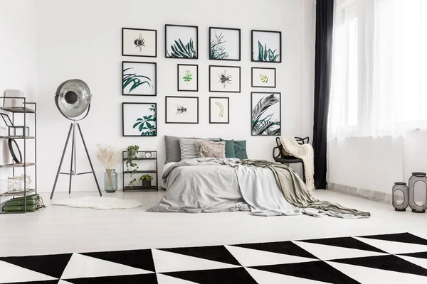 Kamar tidur luas dengan motif botani — Stok Foto