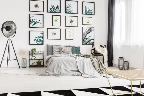 Modernt sovrum med konstverk — Stockfoto