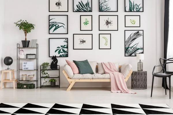 Sofá na sala de estar botânica — Fotografia de Stock