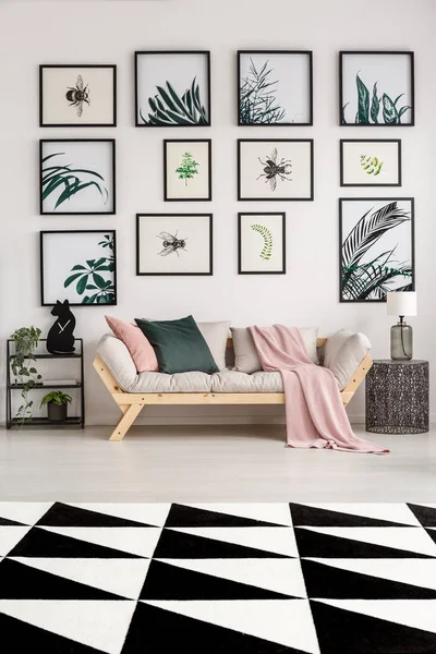 Sala de estar moderna com cartazes — Fotografia de Stock