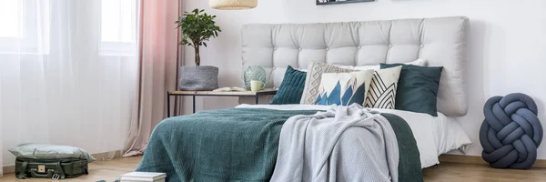 Intérieur de chambre bleu et vert — Photo