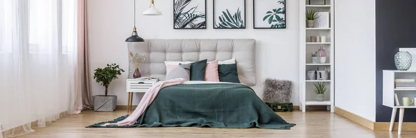 Wnętrze zielony przytulnej sypialni — Zdjęcie stockowe