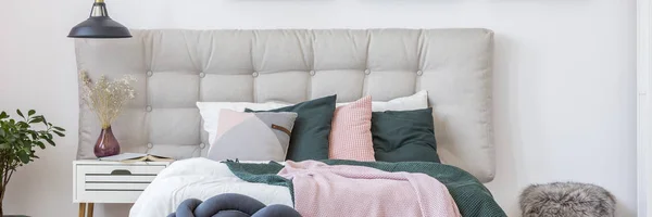 녹색과 핑크 침실 — 스톡 사진