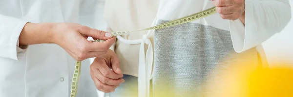 Dietetyk pomiaru obwodu ciała pacjenta — Zdjęcie stockowe