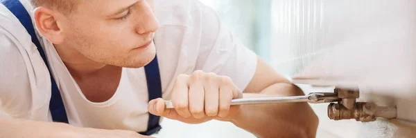 Plumber using screwdriver — Stock Photo, Image