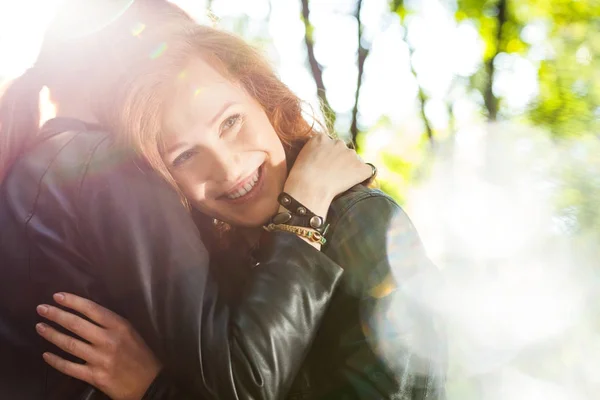 Sorrindo menina abraçando melhor amigo — Fotografia de Stock