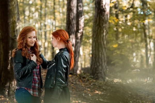 Rödhåriga flickor i skogen — Stockfoto