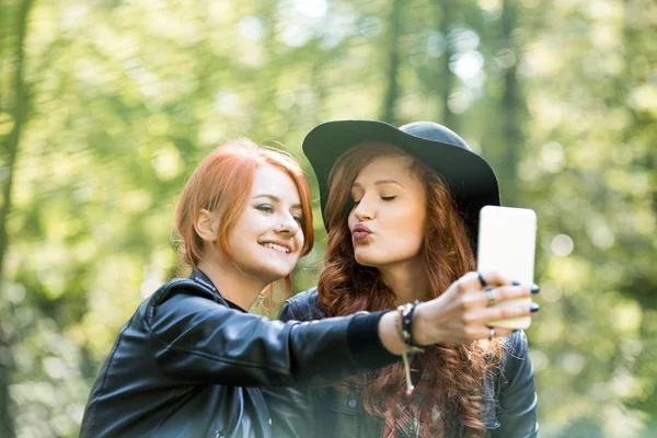 Lächelnde beste Freunde haben Spaß — Stockfoto