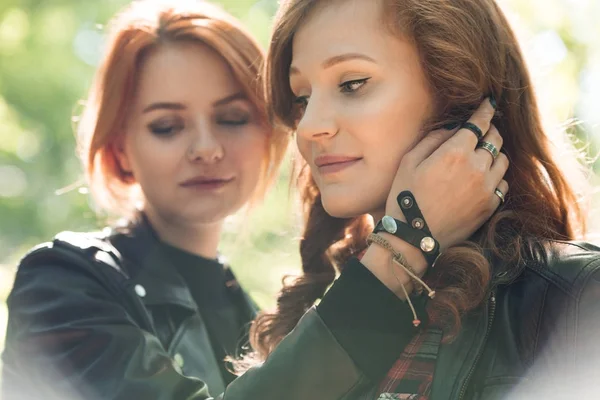 Close-up de jovens meninas rebeldes — Fotografia de Stock