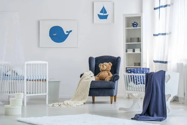 Mariene affiches in baby's slaapkamer — Stockfoto