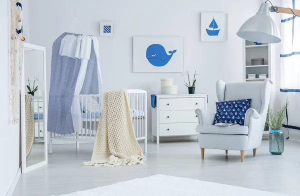 Almohada azul con patrón náutico —  Fotos de Stock