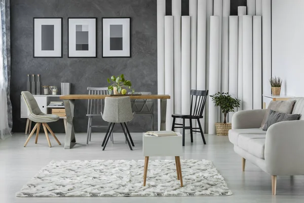 Salón con mesa de madera —  Fotos de Stock