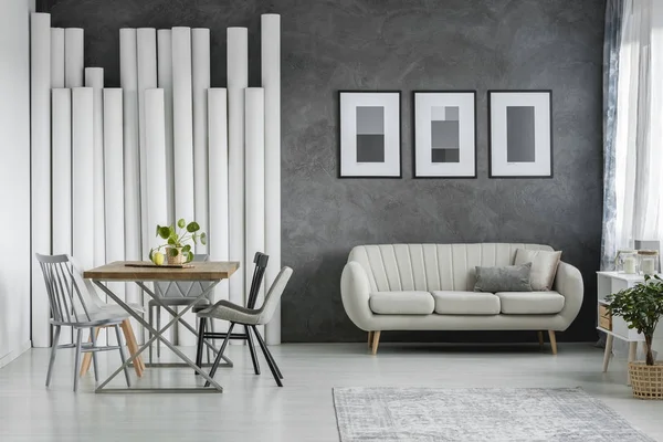 Beige Couch gegen Betonwand — Stockfoto