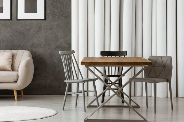 Graue Stühle am Designertisch — Stockfoto