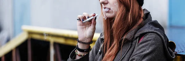 Gros plan d'un adolescent fumant une cigarette — Photo