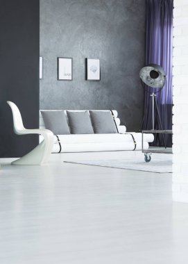 Tek renkli oturma odasında kanepe