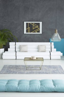 Mavi yatak ile geniş oda