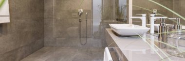 Cam duş ve beyaz lavabo