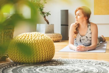 Mindere yatan kadın