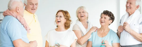 Grupa osób aktywnych seniorów — Zdjęcie stockowe