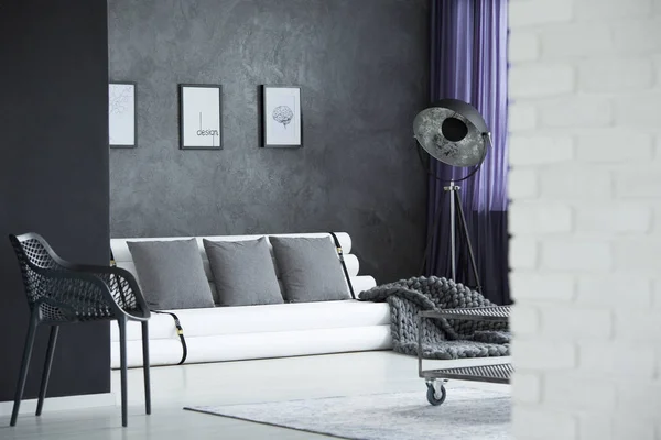 Designer-Stuhl aus Metall im Zimmer — Stockfoto