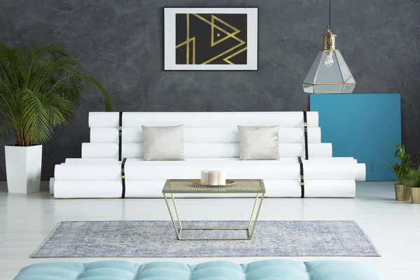 Amplia habitación con sofá de papel — Foto de Stock
