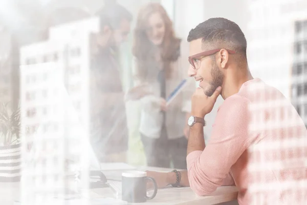 Uomo d'affari nella società internazionale — Foto Stock