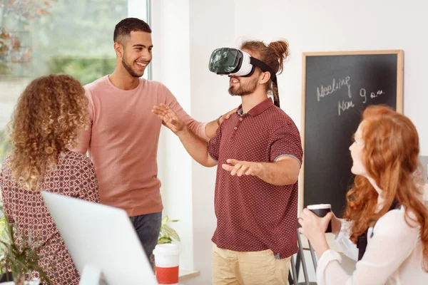 Uomo con occhiali di realtà virtuale — Foto Stock