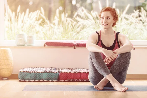 Frau sitzt im Yoga-Klassenzimmer — Stockfoto