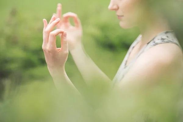 Persona meditando en el fondo —  Fotos de Stock