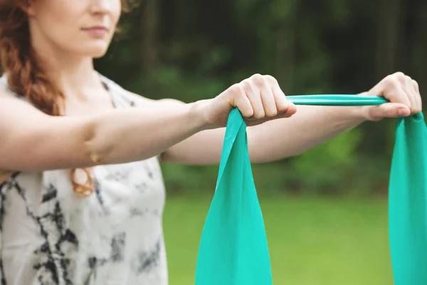 Mulher exercitando com faixa elástica — Fotografia de Stock