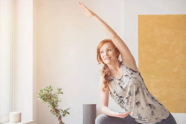 Glimlachend gember vrouw praktizerende yoga — Stockfoto