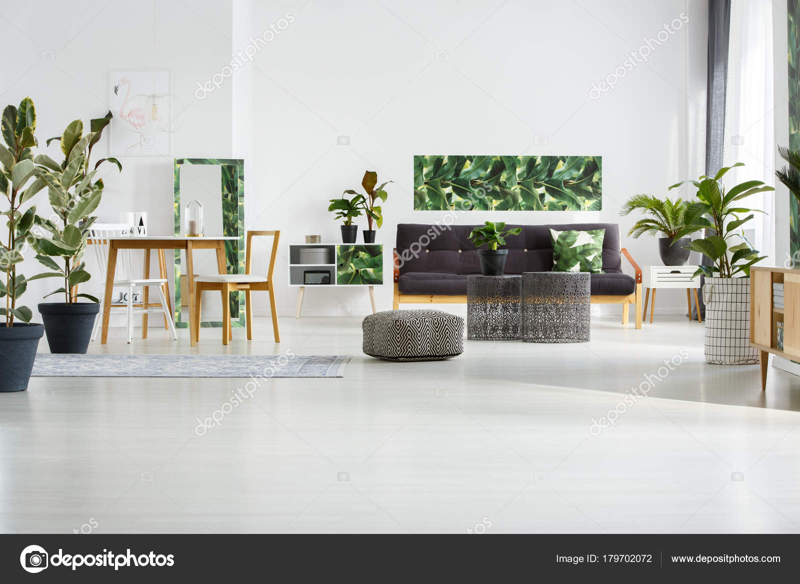 Dunkler Tisch Helle Stühle